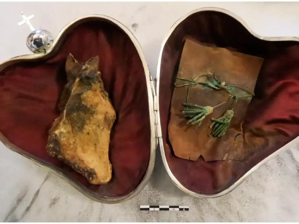 A 17th-Century French Couple Traded Hearts Before Being Buried - Mnews