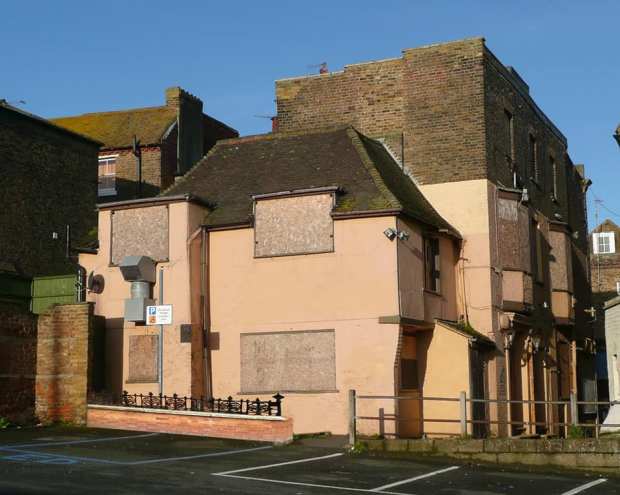 Natural man finds treasure when repairing house. 350 years old underground treasure..1 big surprise! Wow awesome.. - News