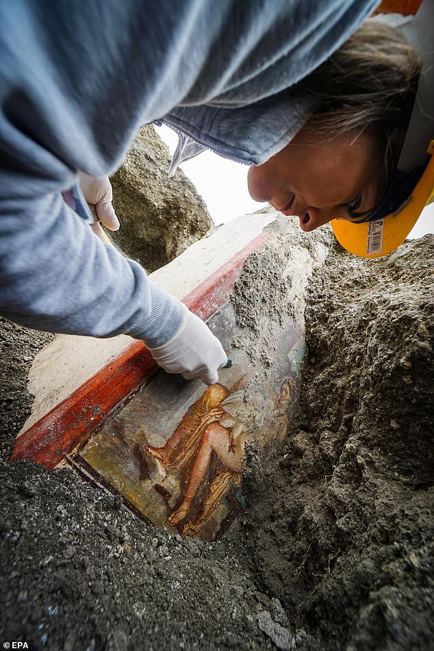 Stunning watercolor fresco discovered in the ruins of Pompeii beneath a 2,000-year-old layer of volcanic ash - T-News