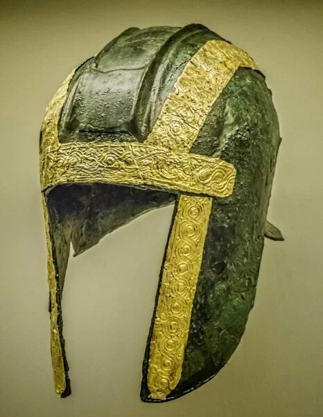  This warrior was also buried with a black-glazed kantharos – a sumposium vessel par excellence – with an incised inscription reading dolos e o kalios (I [the kantharos] am a sly trap.) 