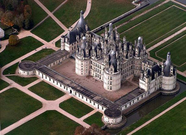 Da Vinci Designed a Double Helix Staircase at the Château de Chambord