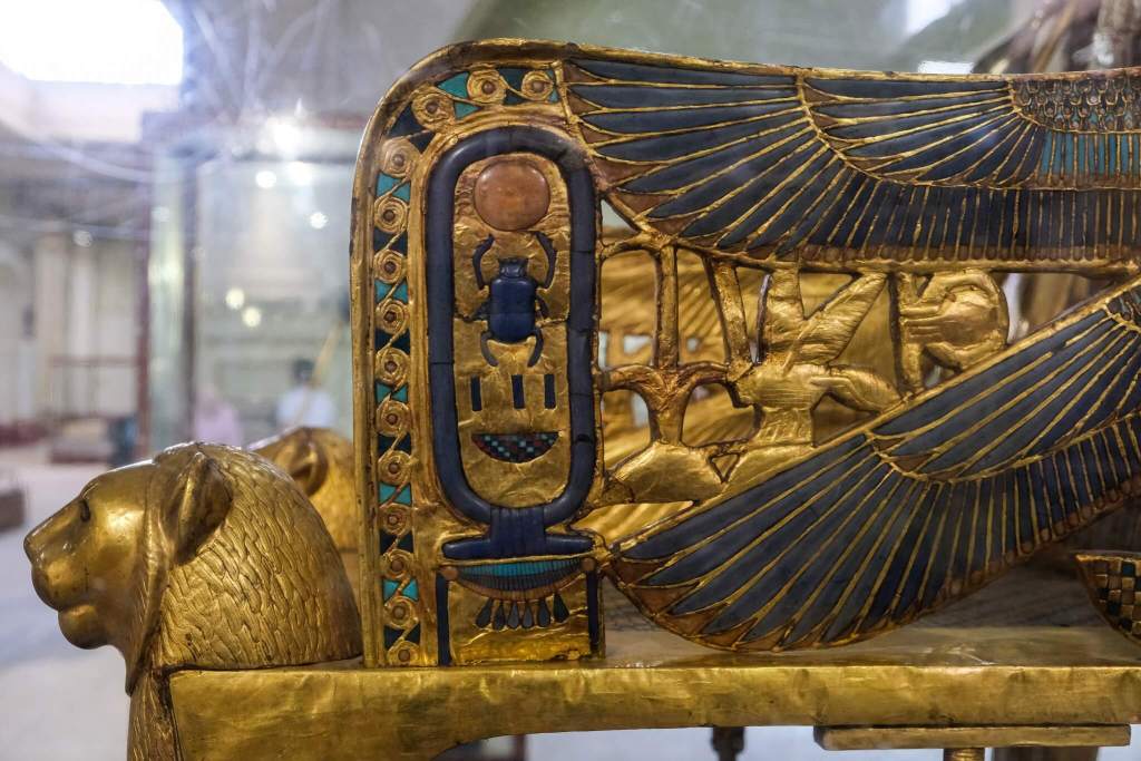 Tutankhamun’s throne was found and revealed by archaeologists, revealing the secret behind it. ‎ - News