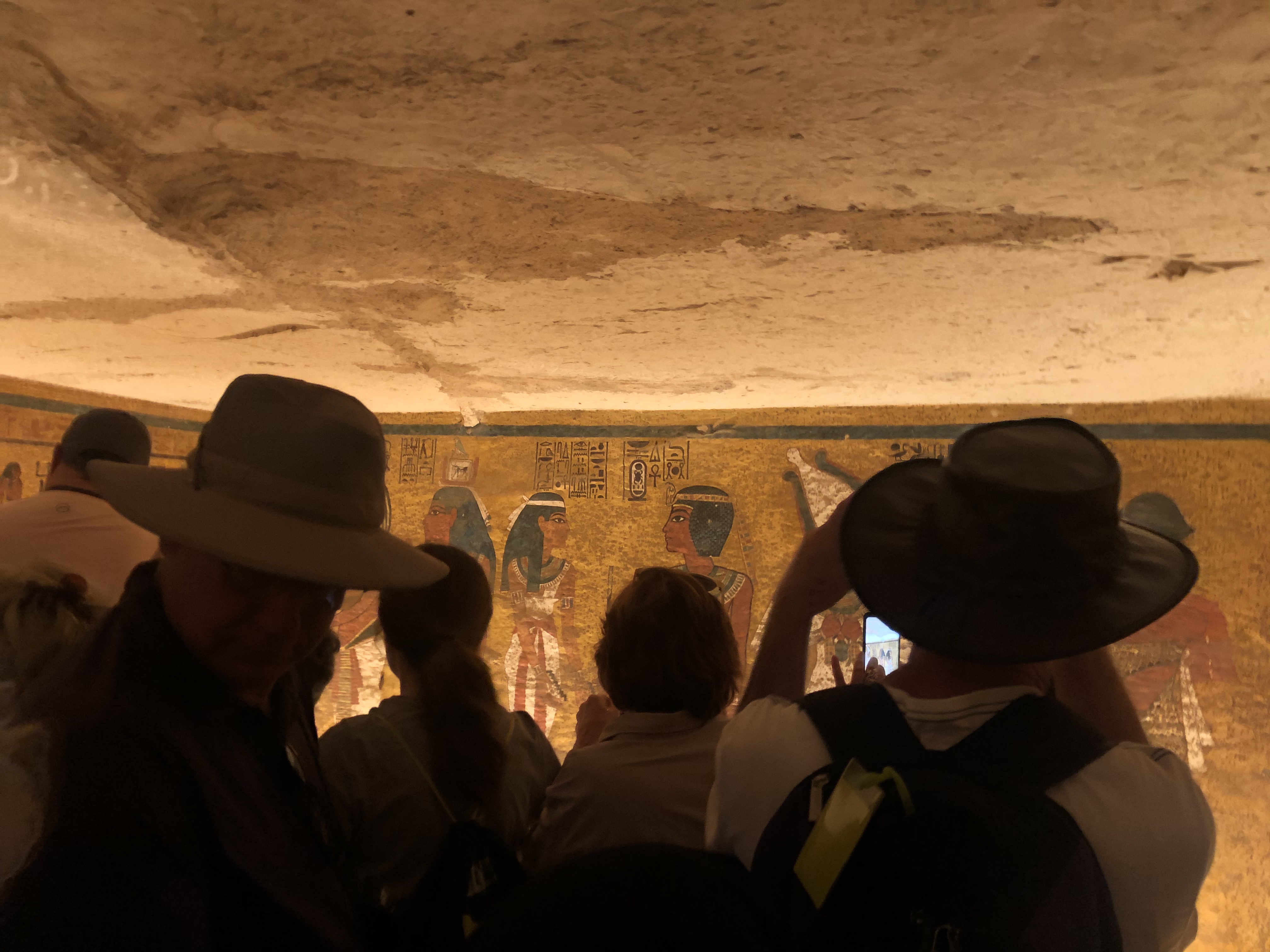  King Tut's tomb gets very crowded and people take selfies with his remains