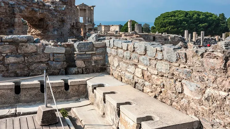 The Secret History of Public Latrines in Ancient Rome: The Fascinating Techniques Behind These Public Facilities