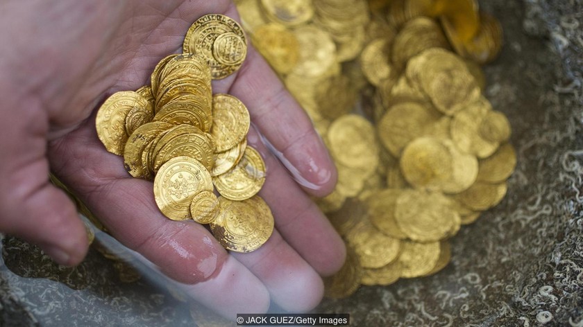 Treasure of 2,000 1,000-year-old gold coins under The sea of Israel