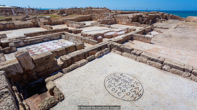 Treasure of 2,000 1,000-year-old gold coins under The sea of Israel