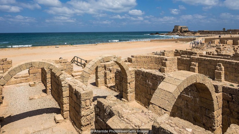 Treasure of 2,000 1,000-year-old gold coins under The sea of Israel