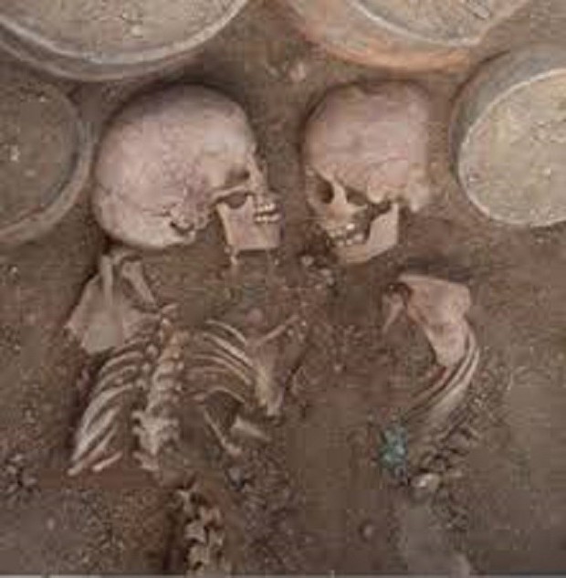 Discovering two sets of skeletons over 4,000 years old with strange postures, scientists had to exclaim ancient Romeo and Juliet - Photo 1.