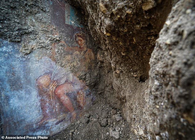 Stunning watercolor fresco discovered in the ruins of Pompeii beneath a 2,000-year-old layer of volcanic ash - T-News