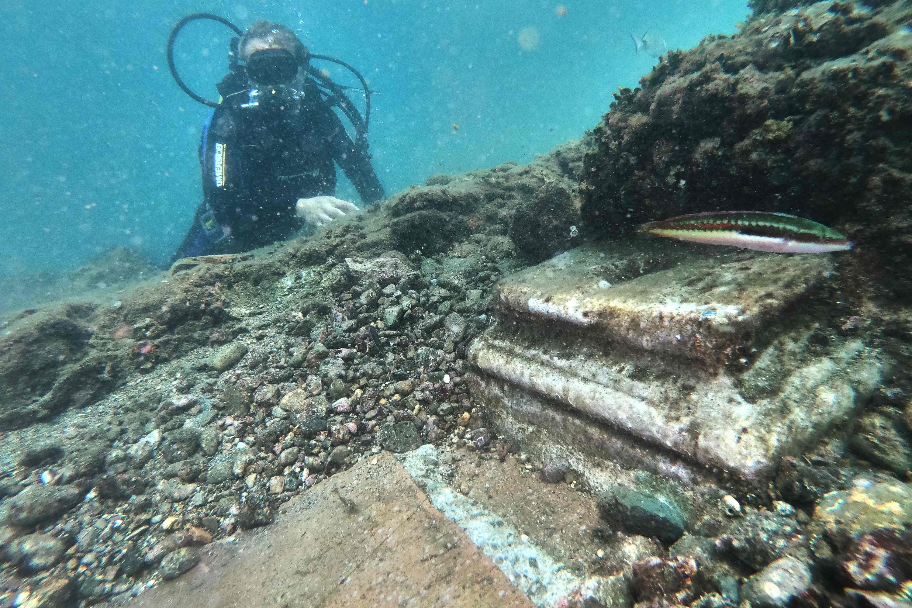 Tourists dive into underwater archaeological Roman party town