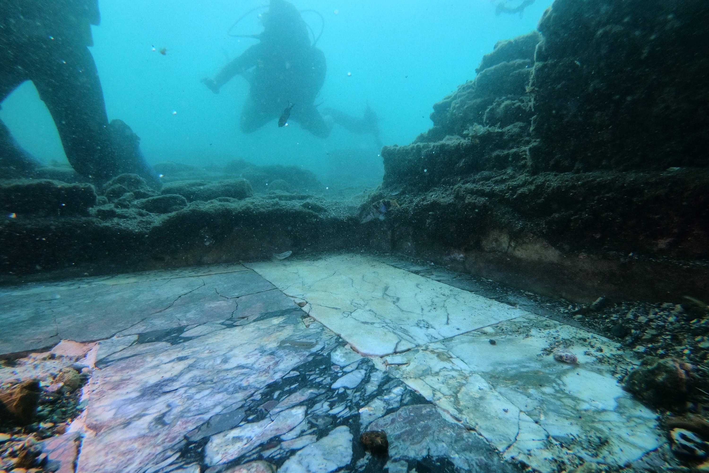 Tourists dive into underwater archaeological Roman party town