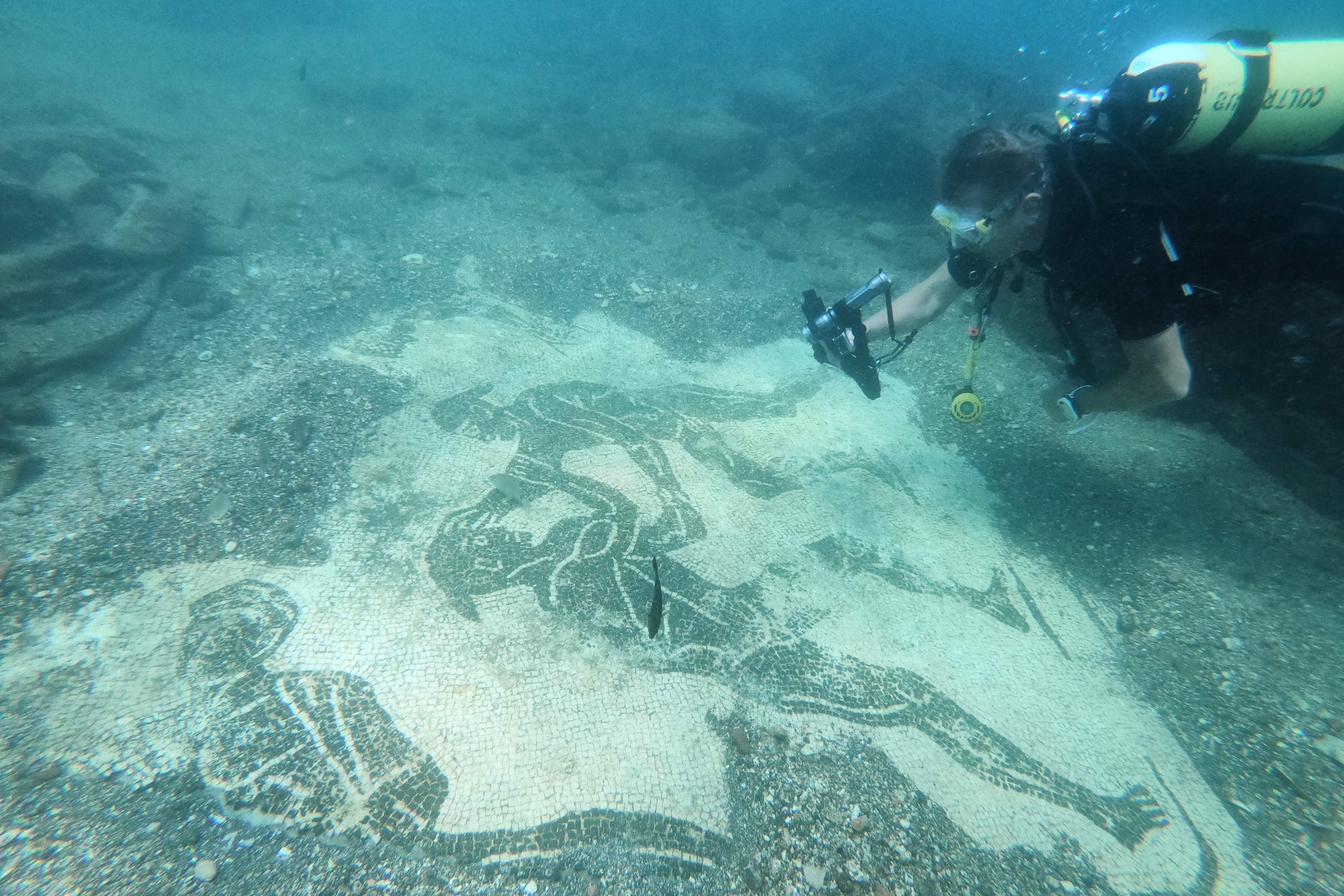 Tourists dive into underwater archaeological Roman party town