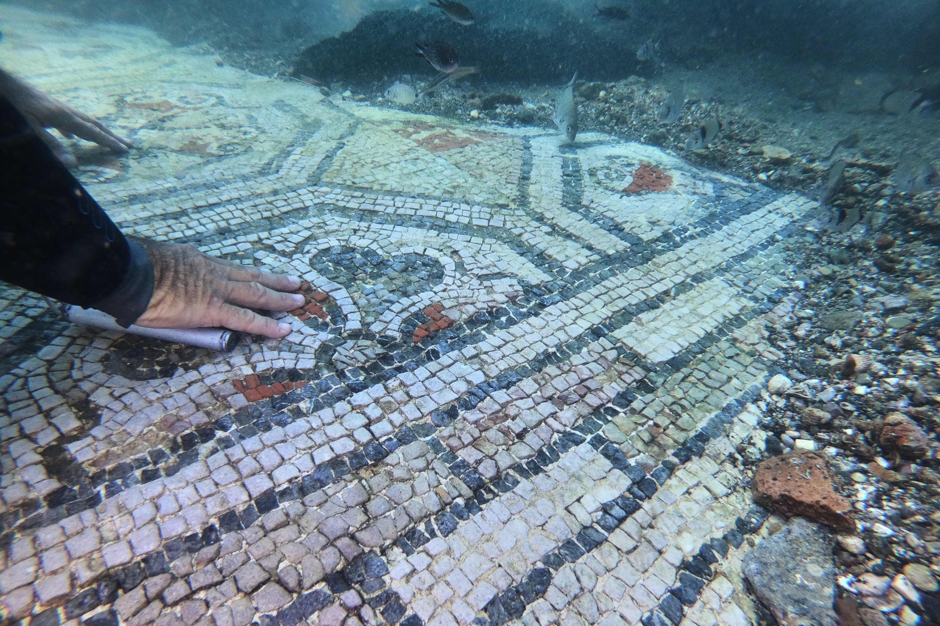 Tourists dive into underwater archaeological Roman party town