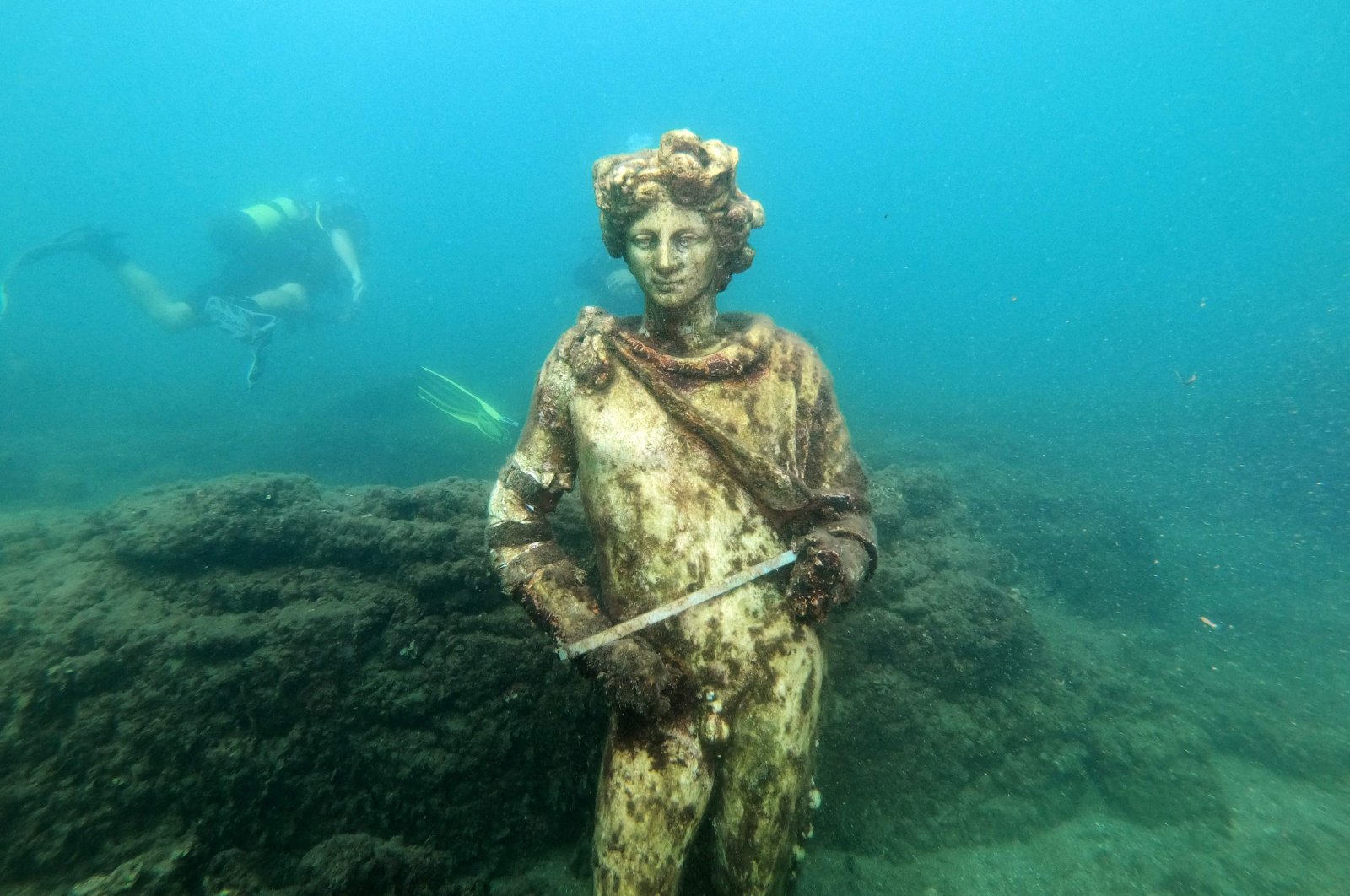 Tourists dive into underwater archaeological Roman party town