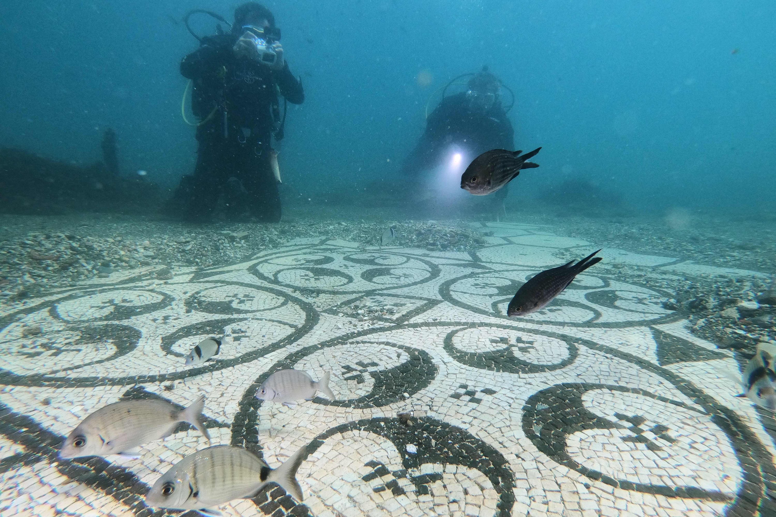 Tourists dive into underwater archaeological Roman party town