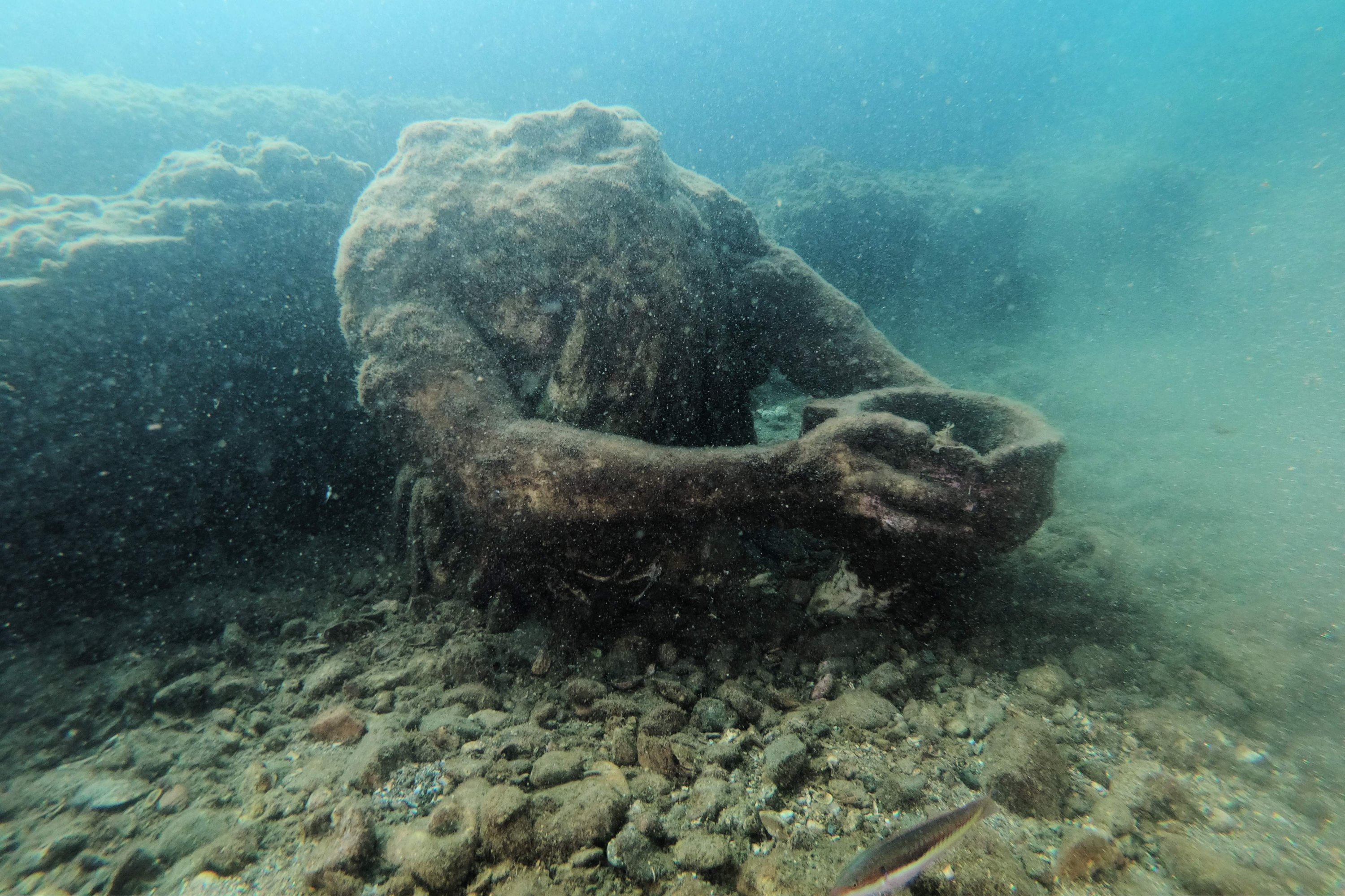 Tourists dive into underwater archaeological Roman party town