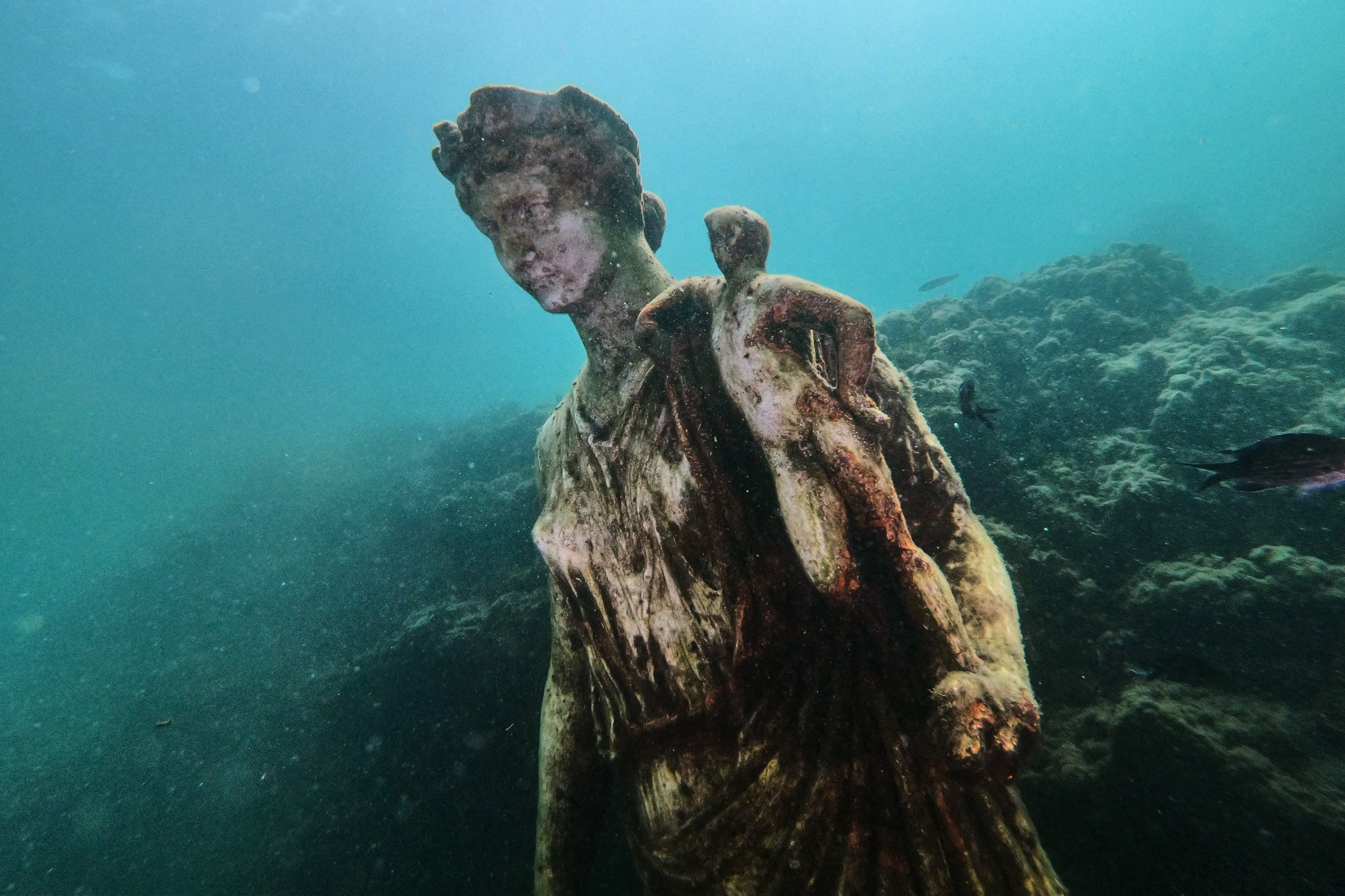 Tourists dive into underwater archaeological Roman party town