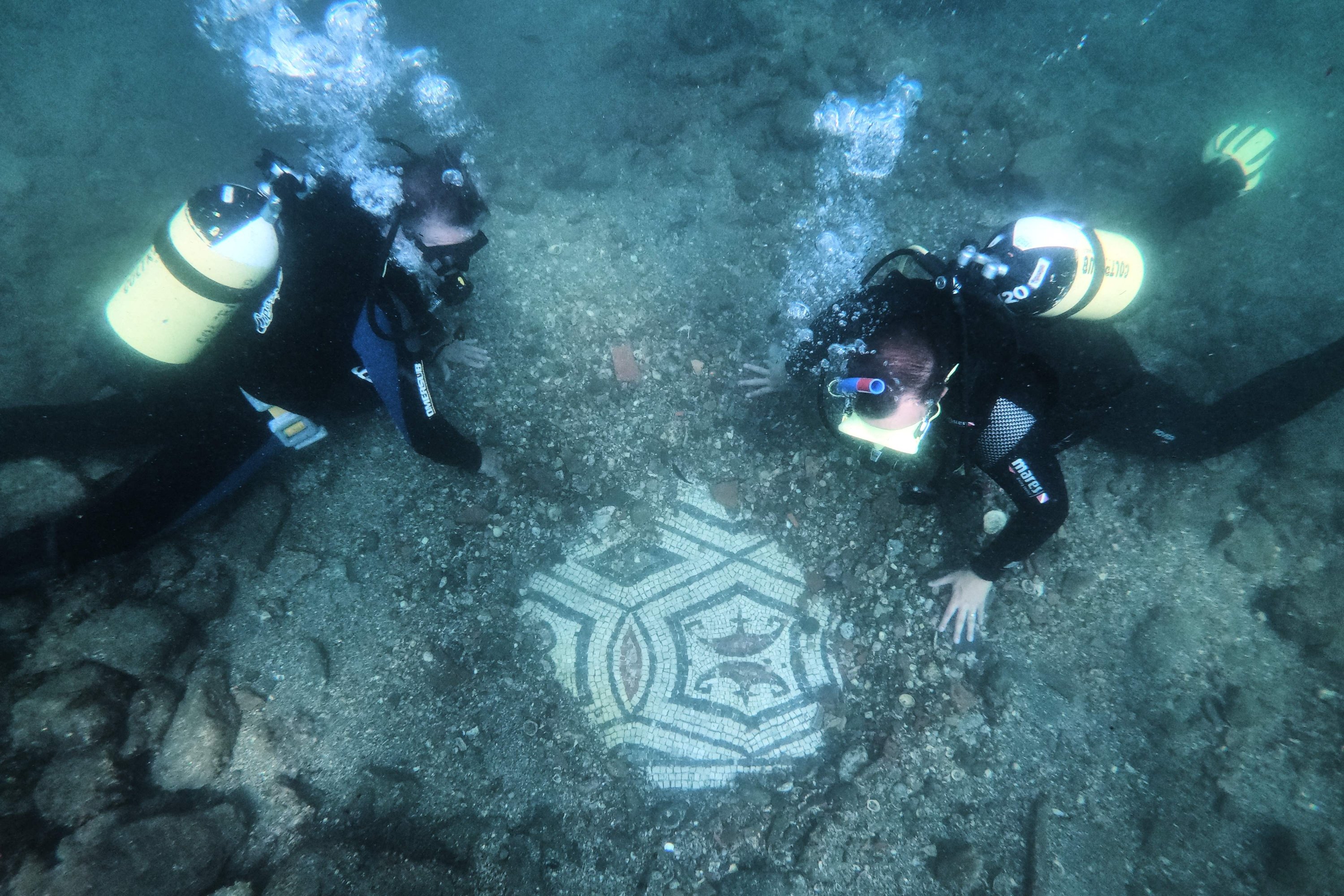 Tourists dive into underwater archaeological Roman party town