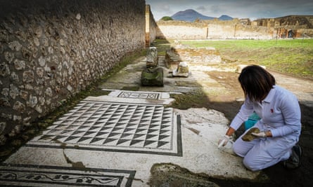 Erotic fresco depicting Greek myth unveiled in Pompeii