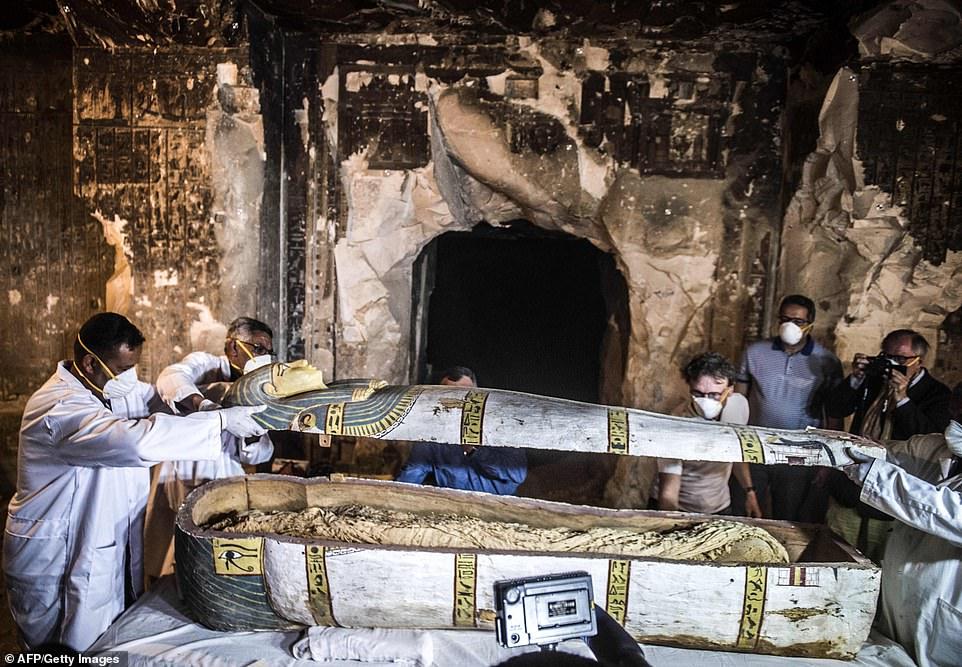 Unprecedented Discovery: First-Time Opening of Intact Sarcophagus Stuns Archaeologists