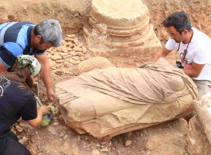 An ancient female statue from the Roman era, dating back 1,800 years, has been discovered in Anemurium, Turkiye