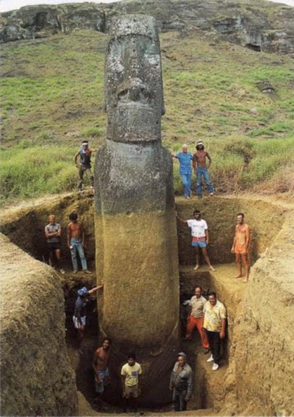 The Fаmous Eаster Iѕland Heаd Stаtues Aсtually Hаve Bodіes