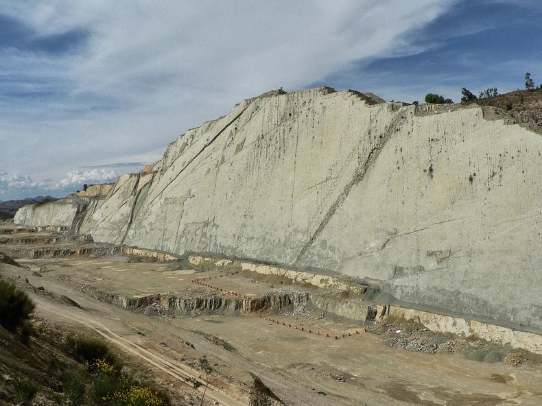 Cal Orcko: A 300 Feet Wall With Over 5,000 Dinosaur Footprints