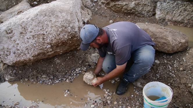 Statue heads of Dionysus and Aphrodite were found during excavations in the ancient city of Aizanoi - T-News